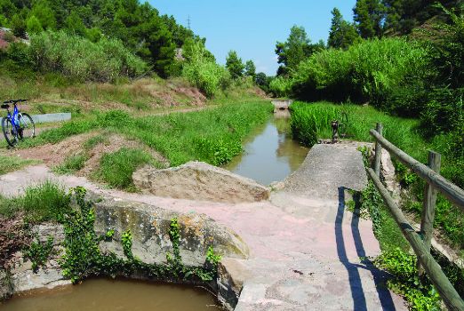 Paso por encima de la acequia a la altura del poblado ibérico del Cogulló